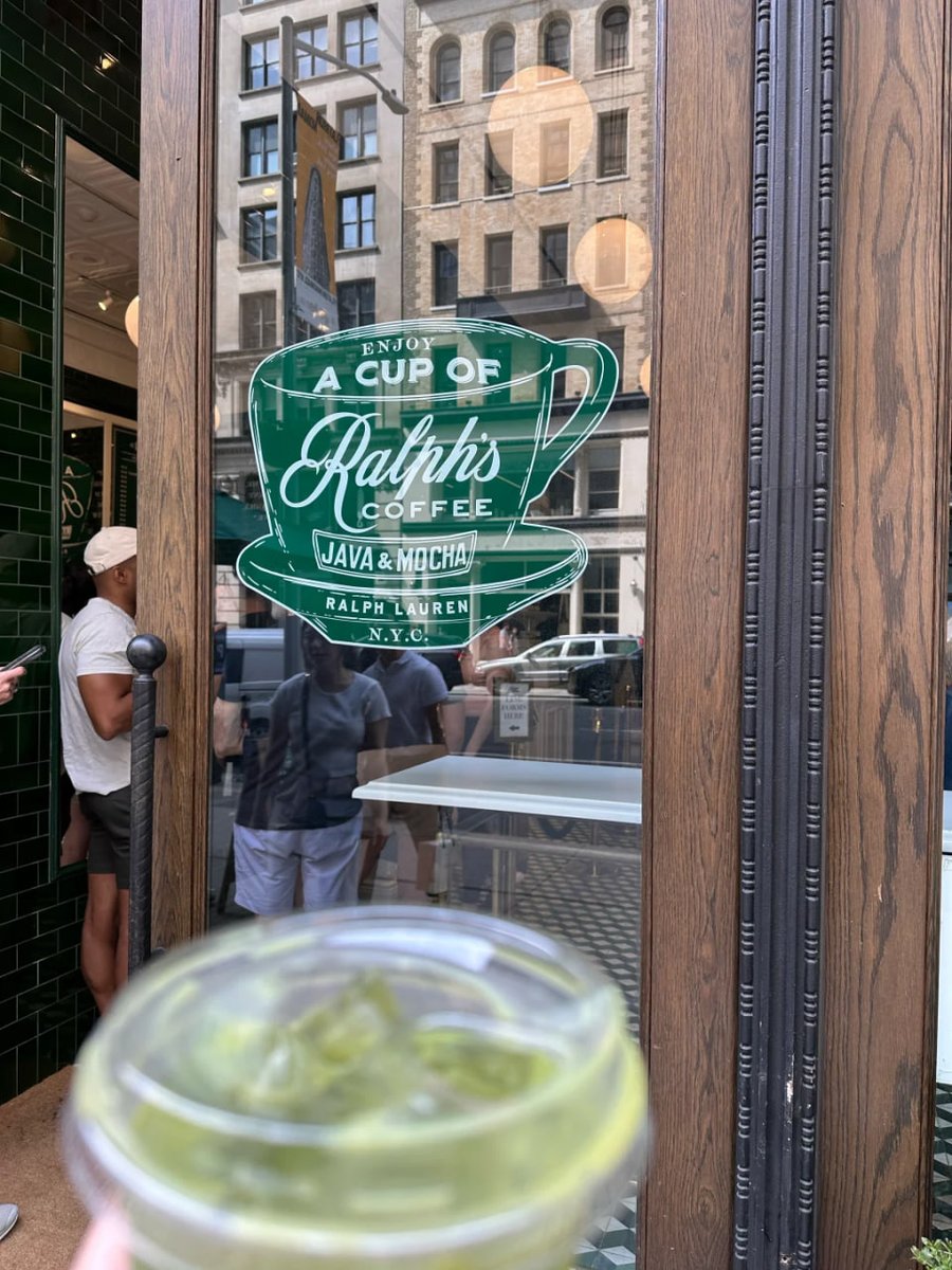 "Good vibes and fresh juice! 🍏🍍"