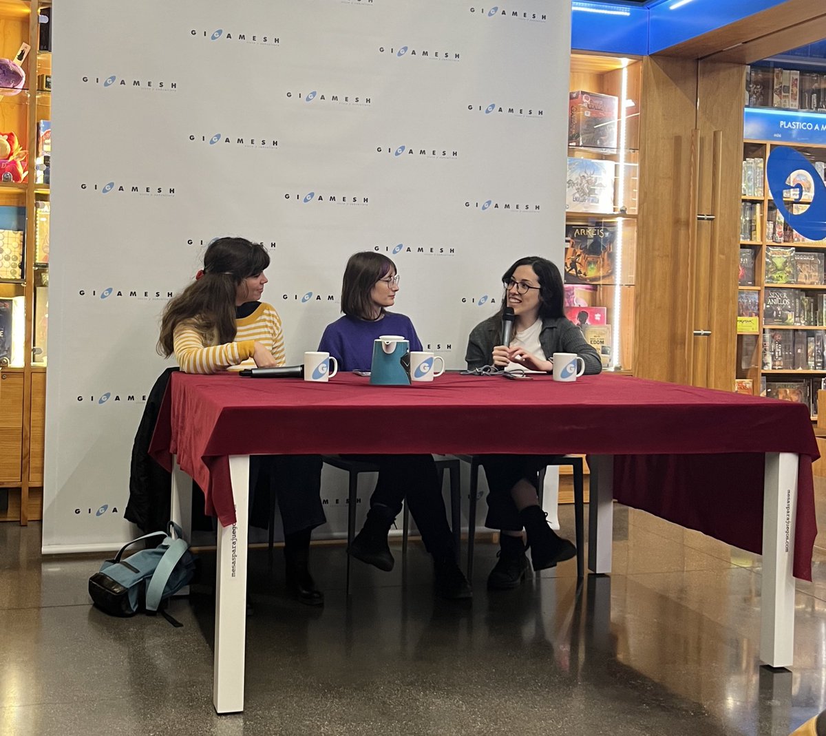 edurneagx's tweet photo. Súper interesante la charla de @InesGalianoT @MariloAlvarez y @Dalayn en @GigameshTienda 🤍 https://t.co/a5tjeCtKNn