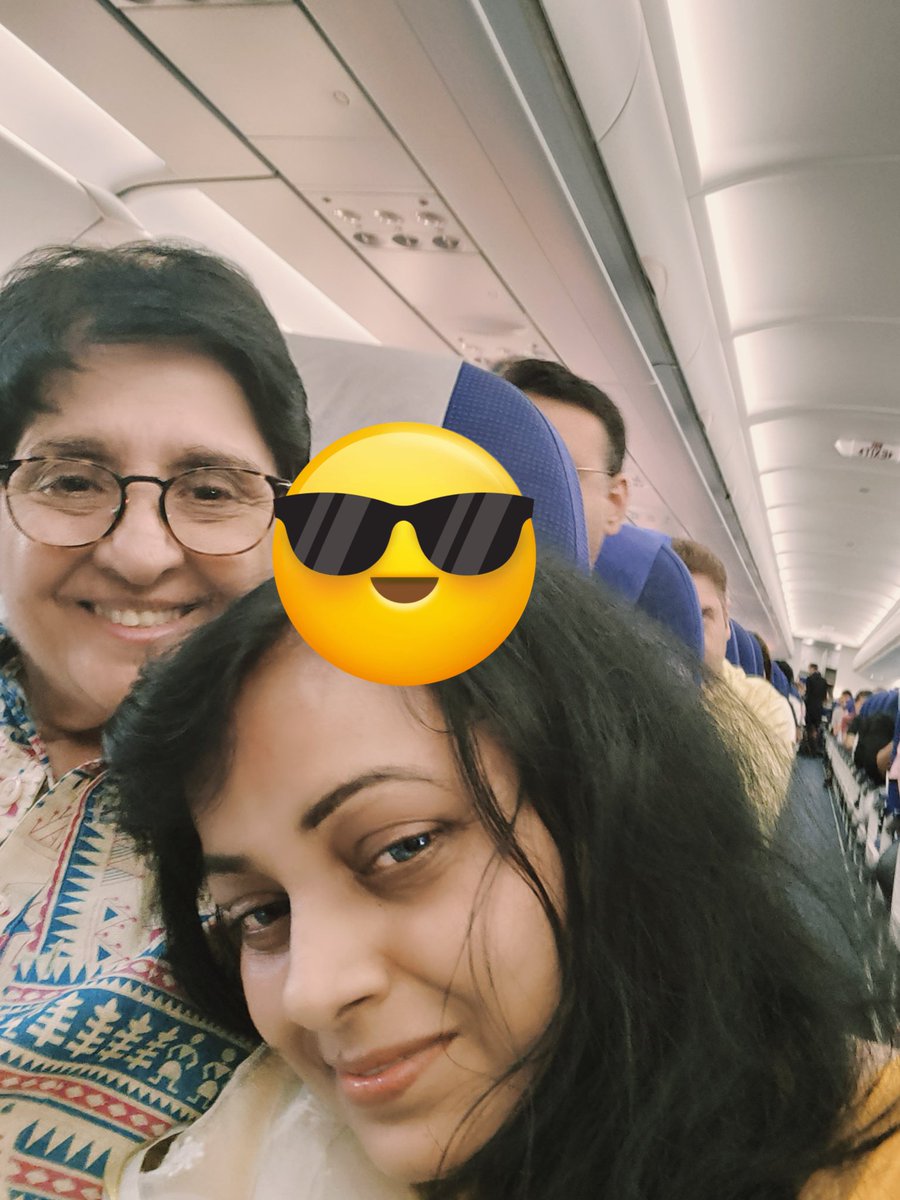 Minu_Verma18's tweet photo. When you are sick during unwillingly and feeling very low and then if you get a chance to meet someone whom you admire from childhood..then a big smile comes on your face 🤗☺️
I met with my childhood idle🥰💖
@thekiranbedi 
#myidle
#harharmahadev https://t.co/KcybZd672b