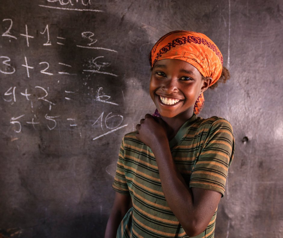 AChildsHopeInt's tweet photo. June, 11, once knew hunger as a constant shadow. Now, thanks to you, she’s energized and dreaming big: “I want to be a teacher so kids like me can learn more.” She's already practicing, chalk in hand.

*Name changed for privacy #FutureLeaders #EndHunger https://t.co/E2KRUoi5nk