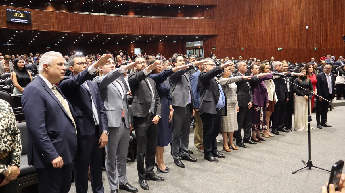 SATMX's tweet photo. #ComunicadoSAT

Tras ser ratificados por la @Mx_Diputados rindieron protesta ante el Pleno, Antonio Martínez Dagnino como jefe del Servicio de Administración Tributaria, Amelia Guadalupe De León Ortega como administradora general de Auditoría Fiscal Federal, Armando Ramírez Sánchez como administrador general de Grandes Contribuyentes, Ricardo Carrasco Varona como administrador general Jurídico y Gari Flores Hernández González como administrador general de Recaudación.

El equipo del SAT agradece la confianza de la presidenta @Claudiashein y del secretario de @Hacienda_Mexico para continuar al frente de la institución y seguir trabajando con responsabilidad y honestidad a fin de fortalecer la recaudación y dar la mejor atención al contribuyente. 

¡Contribuimos al bienestar de México!