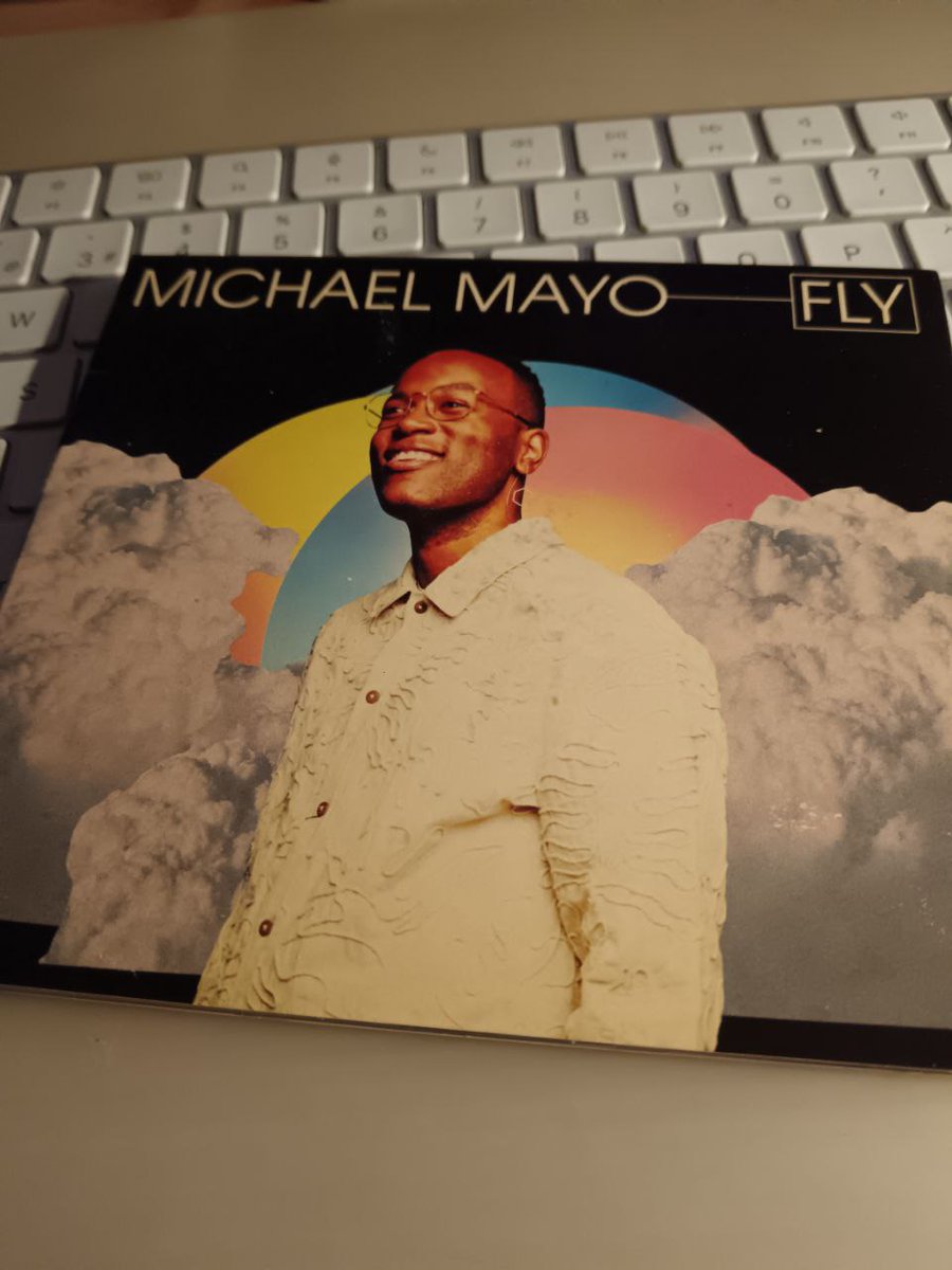 Llevo todo el día escuchando en bucle #Fly, el nuevo disco de <a href="/theMichaelMayo/">Michael Mayo (he/him)</a>, una auténtica delicia de obligada escucha para quienes amen el jazz vocal, sobre todo si aún no han descubierto a esta joven estrella #vocaljazz <a href="/elcantordejazz/">el cantor de jazz</a>