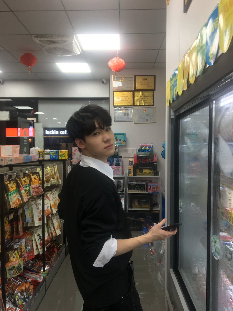 _cy_70s's tweet photo. 想吃什么 哥哥请你 https://t.co/zjuJZ1xtVU