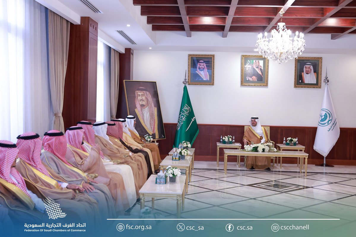 FSC_KSA's tweet photo. صاحب السمو الملكي الأمير سعود بن طلال بن بدر محافظ الأحساء 
يطلع خلال لقائه اللجنة الوطنية للنقل برئاسة أ.سعود النفيعي
على مخرجات اجتماعها وجهودها لرفع كفاءة قطاع النقل وتوفير خدمات متطورة ومتكاملة 
بما يدعم تنمية مجالات النقل والخدمات اللوجستية بالمحافظة
#اتحاد_الغرف_السعودية https://t.co/7muqkVitVo