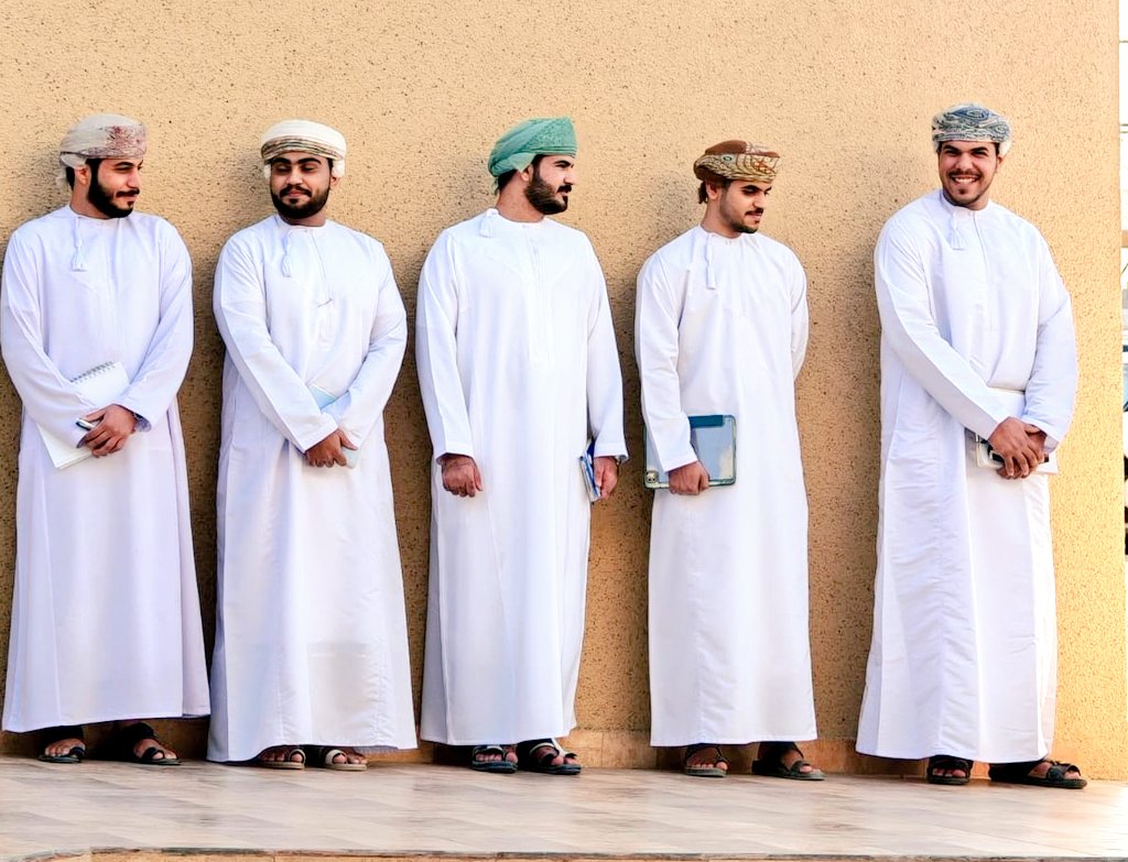 EduGovSbt3311's tweet photo. استقبل مدير المدرسة أ. علي البلوشي متدربين من جامعة السلطان قابوس، حيث رحب بهم وبدأ المتدربون زيارتهم بحضور الطابور الصباحي ثم قدم لهم عرضاً عن الأنشطة والبرامج التعليمية في المدرسة . https://t.co/ScyqH0Cfpt