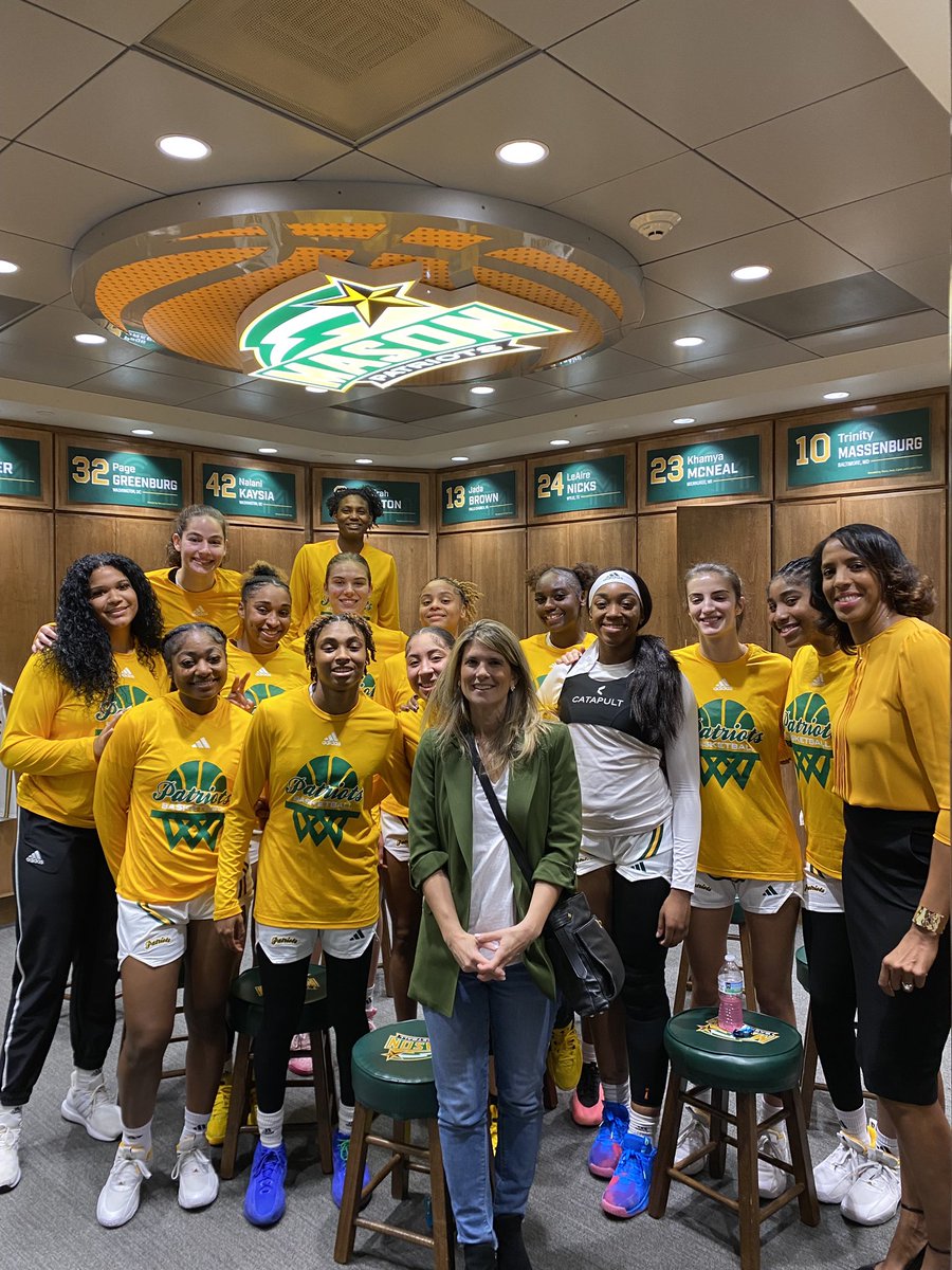 MasonCommDept's tweet photo. Dr. Kim Meltzer was invited to be an Honorary Assistant Coach for the @MasonWBB at their game on 11/9. She was invited by team member & COMM major Louis Volker who is in Dr. Meltzer's COMM 203 Intro to Journalism course this semester!
#MasonCOMM
🔗https://t.co/HppIaAbCi9 https://t.co/XhABppKzta
