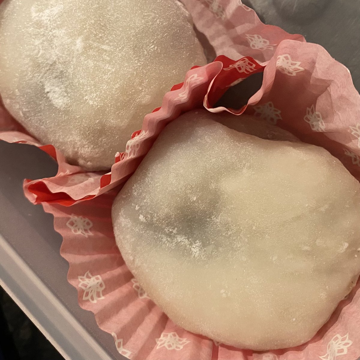 akiiin8's tweet photo. 映えなすぎる写真だけど、炊いて冷凍しておいたあんこを使って大福作り！市販のよりも甘さ控えめで美味しくできて息子もぺろり😊経験値アップできたかな👍(でもね、コンビニとかスーパーでサクッと買える値段の大福とかみたらし団子が一番食べたいんよね、、ね、、、) https://t.co/TFyTqe5sR0