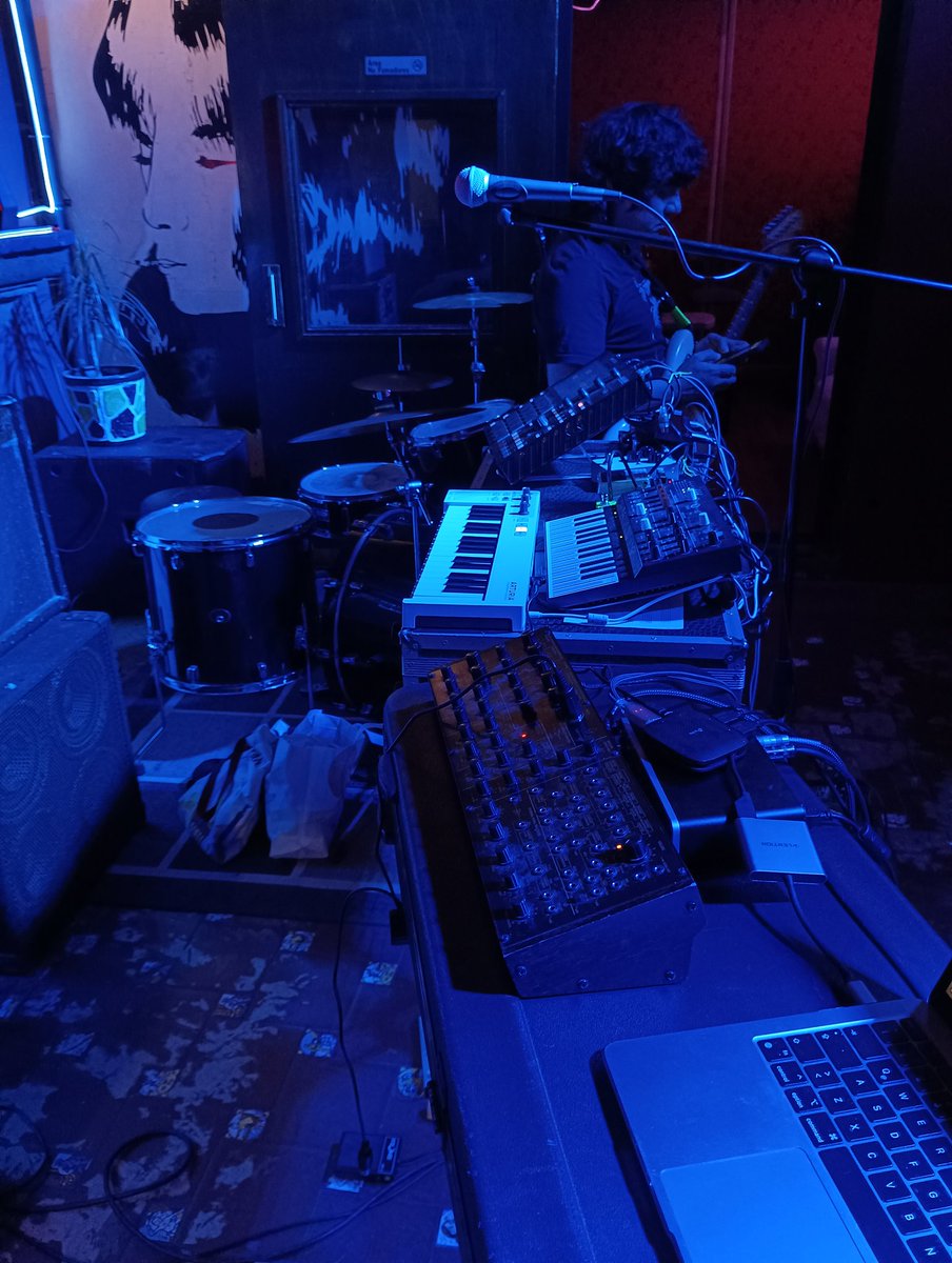 le_pateau's tweet photo. No había posteado por acá videos de mi presentación del viernes pasado en @maquiladoramx. Muy feliz de que haya venido la gente y de poder ir refinando este live set con toda esa energía. https://t.co/uNifSt7BEJ