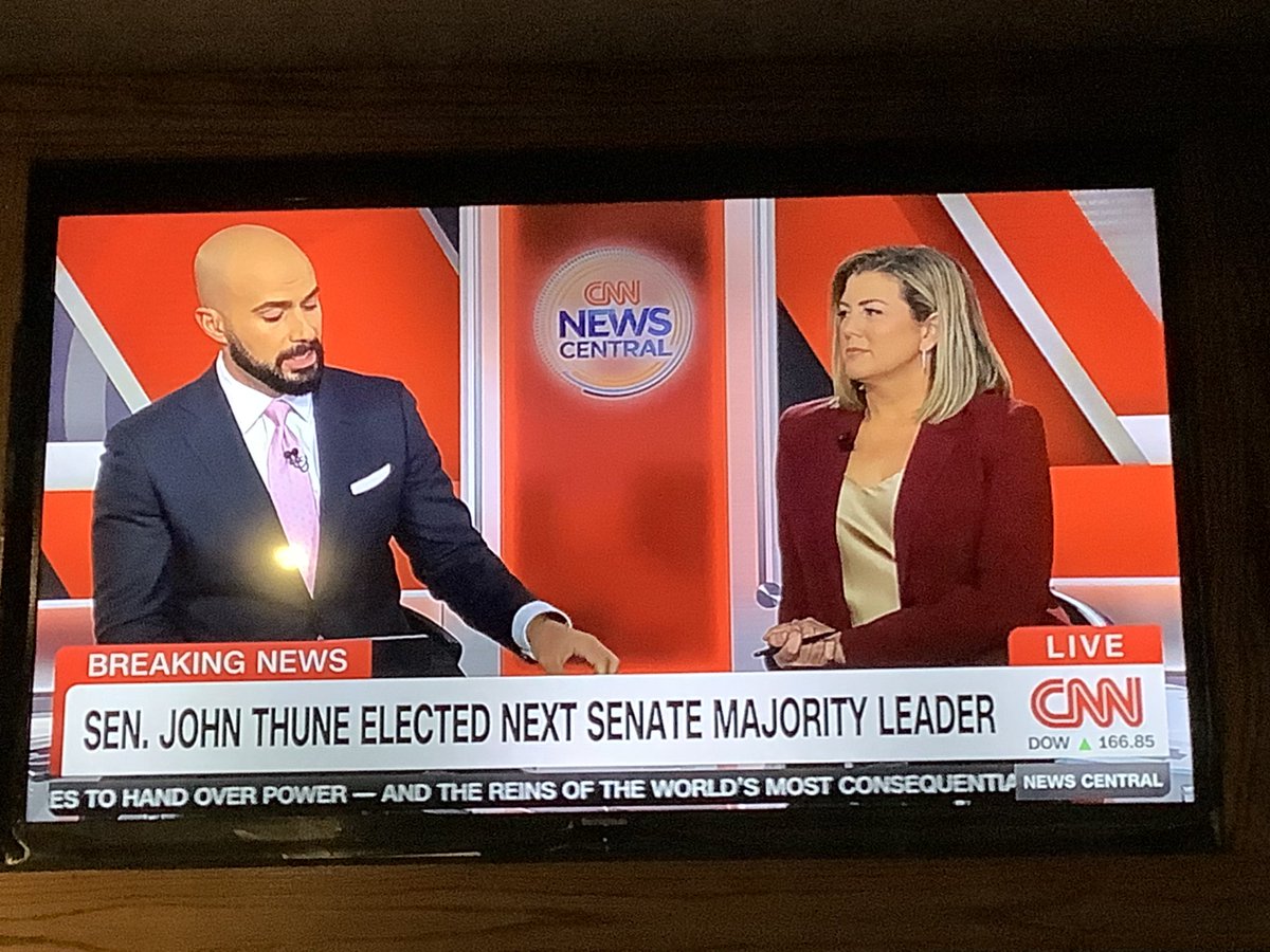 RTKChicago's tweet photo. What’s with all of the red background on CNN?  Pink ties and maroon jackets? https://t.co/ylOZluqzNq
