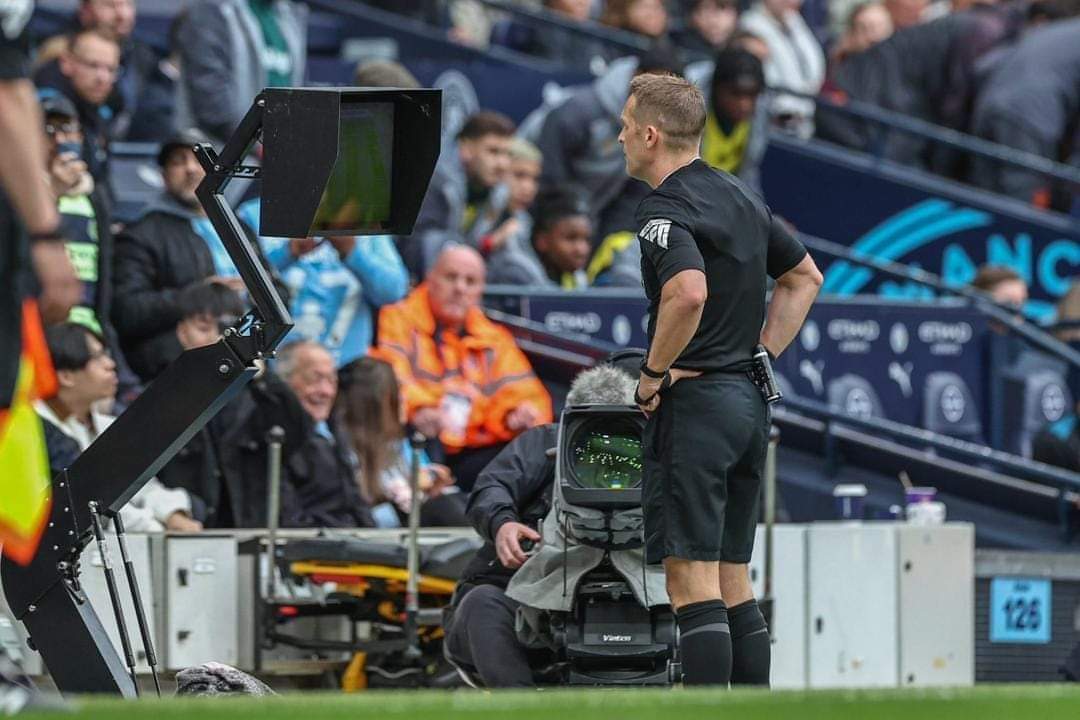 SejourObed's tweet photo. La FIFA cherche à créer un nouveau système appelé Support Vidéo pour le Football (SVF), qui permettrait aux entraîneurs de "contester" toute décision arbitrale qu'ils jugent incorrecte. 📺

🗞️ L'équipe https://t.co/L5PAIKwRzq