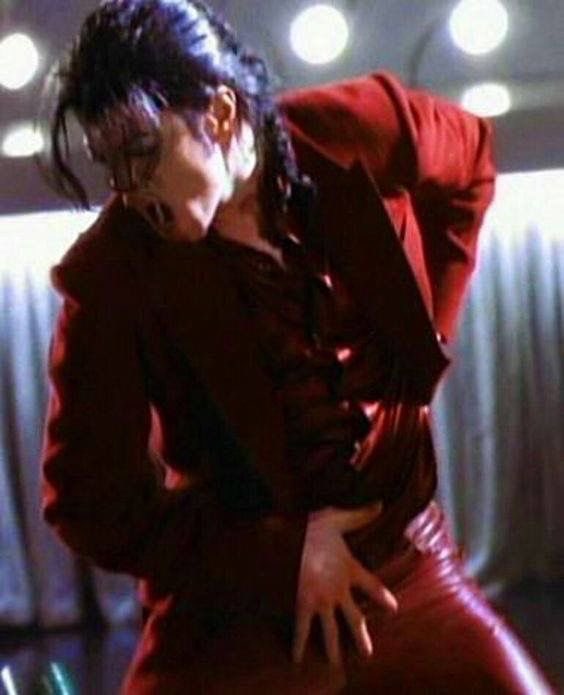 hist0ryera's tweet photo. Michael’s BOTDF look is god tier. The braided hair, monochromatic red fit, the jewelry... people collapsed https://t.co/kmonmnAAtA