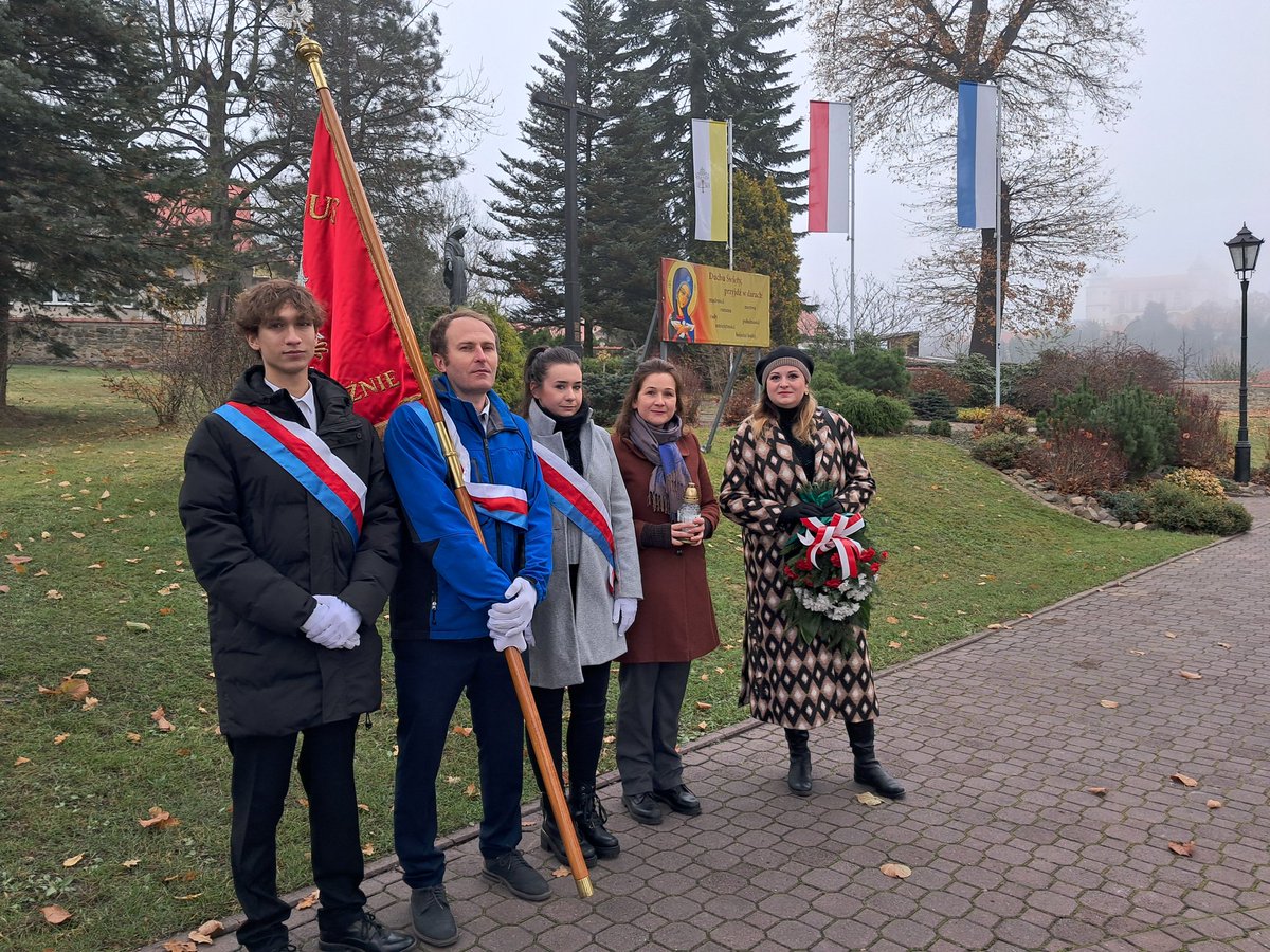 irzyk09's tweet photo. Towarzystwo Miłośników Wiśnicza brało udział w obchodach 106. rocznicy Odzyskania Niepodległości, które odbyły się w Wiśniczu. Dziękujemy wszystkim za obecność. https://t.co/do9l6l2q8T