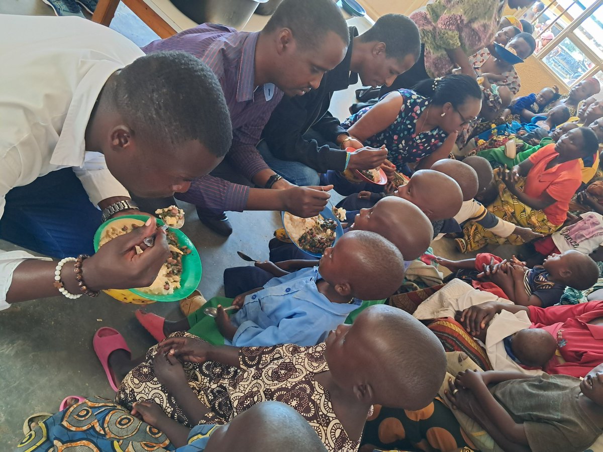 Ababyeyi bo mu turere twa <a href="/RusiziDistrict/">Rusizi District</a>, <a href="/RutsiroDistrict/">Rutsiro District</a> &amp; <a href="/NyabihuDistrict/">Nyabihu District</a> bakomeje kuganirizwa ku buryo bwo kurinda abana babo imirire mibi n'igwingira. Ababyeyi basangizanya ubumenyi bafite mu gutegurira abana indyo yuzuye, bakanahabwa inyigisho zigamije guhindura imyumvire