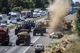 drjhamsterdam's tweet image. Caroline van de Plas tijdens het #debat
"Het is gewoon anarchie in Amsterdam.
En ik maar denken dat dit boeren in de provincie zijn.