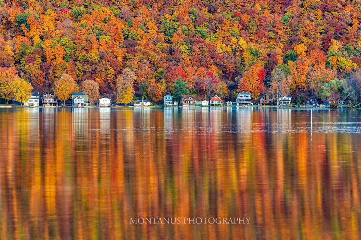 There’s something so peaceful about the colors of this season, reminding us why the Finger Lakes are the perfect place to slow down, breathe, and savor the view. 

This stunning shot by Jim Montanus captures Canandaigua Lake in all its fall glory.

📷:  Jim Montanus