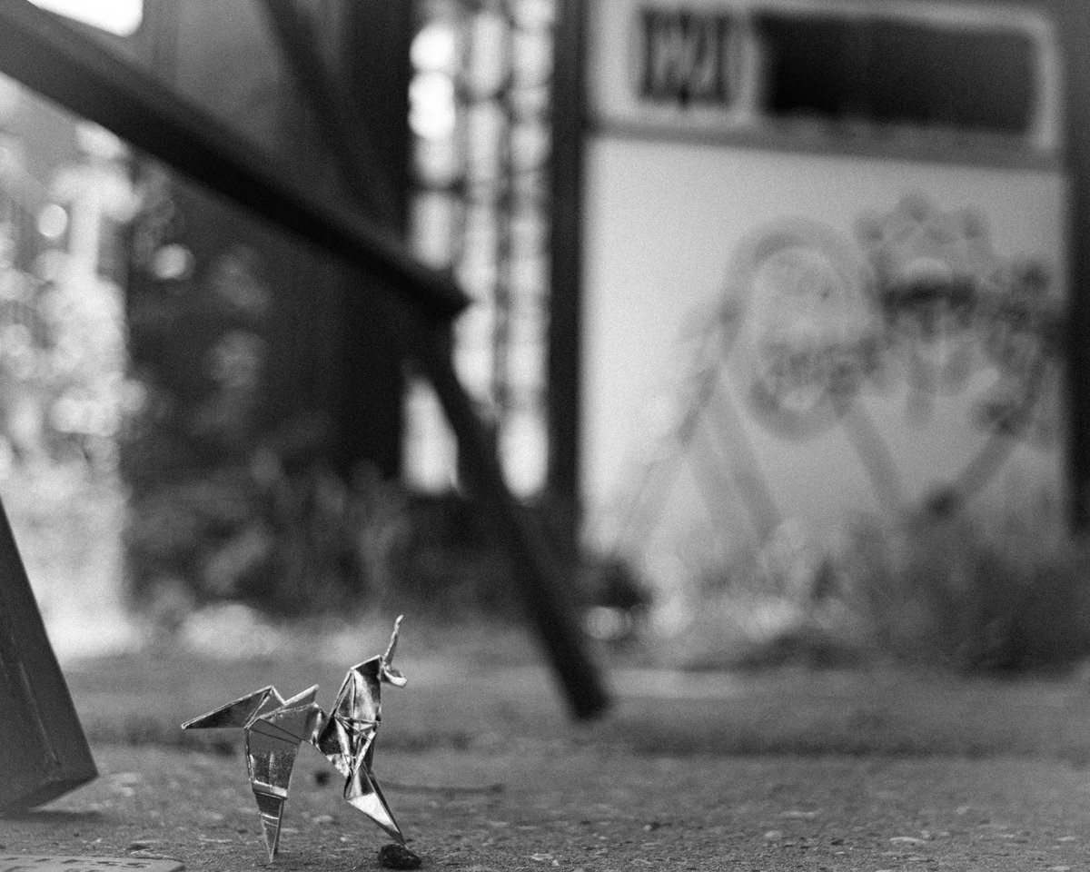LondonLumantics's tweet photo. Pedestal #streetphotography #urbanphotography #origami #unicorns #hiddeninplainsight #hiddenart #differentperspective #streetartphotography #streetart #londonlife #london https://t.co/CTBzBW9uhV