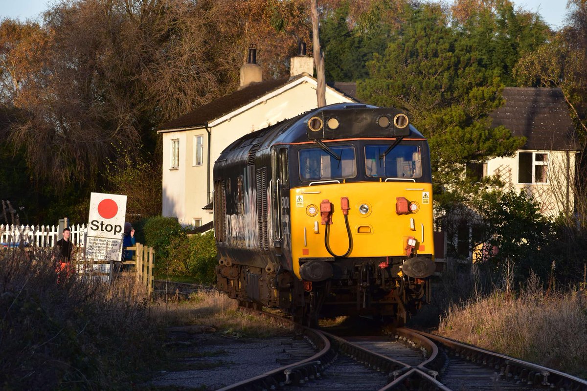 WensleydaleRail's tweet image. ICYMI, 47714 arrived arrived on Monday, delivered by 50008. 37250 brought it from Castle Hills Junction, Northallerton to Leeming Bar. In due course, we'll be undertaking repairs and considering a new livery.
📸 George Stephens
#class47 #class50 #wensleydalerailway #yorkshire