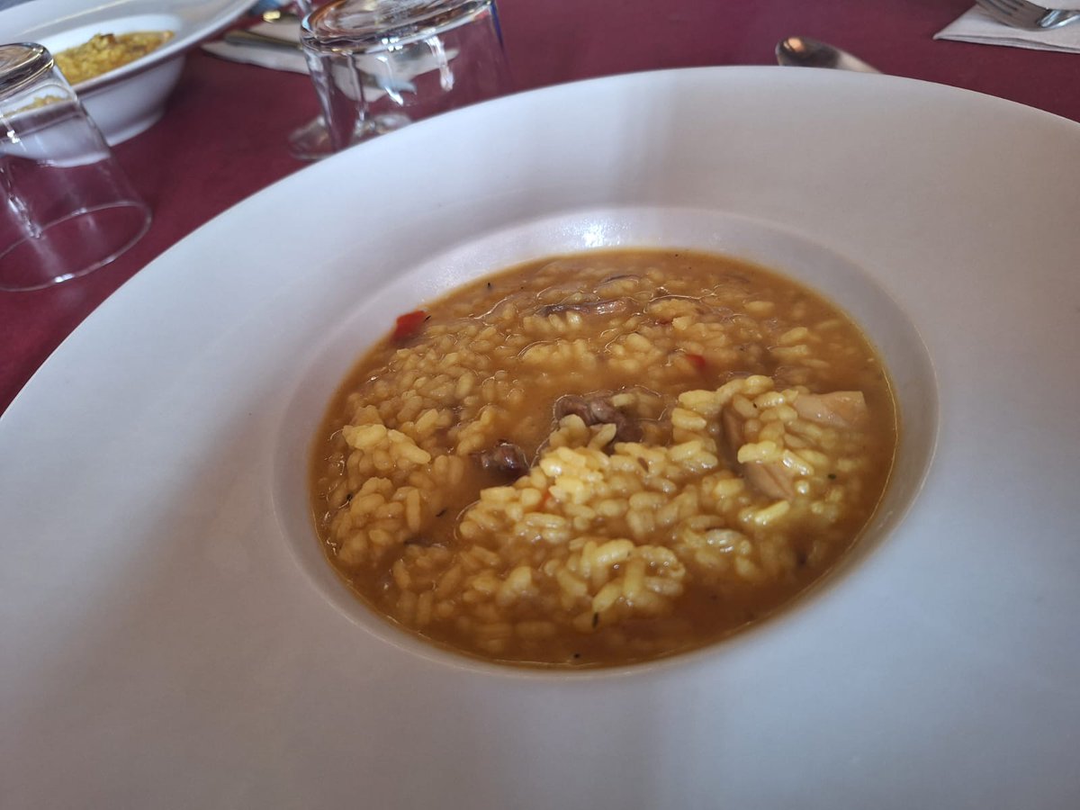 PasaronT's tweet photo. 🥘️-Arroz meloso con lágrima ibérica y boletus
🍗️-Guiso de pollo de corral con salsa de setas, orejones y prunas
🥞-Torrija de brioche con crema de castañas y helado de vainilla
Así fue el menú exclusivo del pasado finde con la Ruta Micológica
Nada más que añadir,salibando😋 https://t.co/XIfSyiFk4E