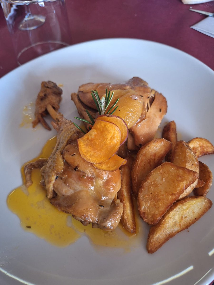 PasaronT's tweet photo. 🥘️-Arroz meloso con lágrima ibérica y boletus
🍗️-Guiso de pollo de corral con salsa de setas, orejones y prunas
🥞-Torrija de brioche con crema de castañas y helado de vainilla
Así fue el menú exclusivo del pasado finde con la Ruta Micológica
Nada más que añadir,salibando😋 https://t.co/XIfSyiFk4E
