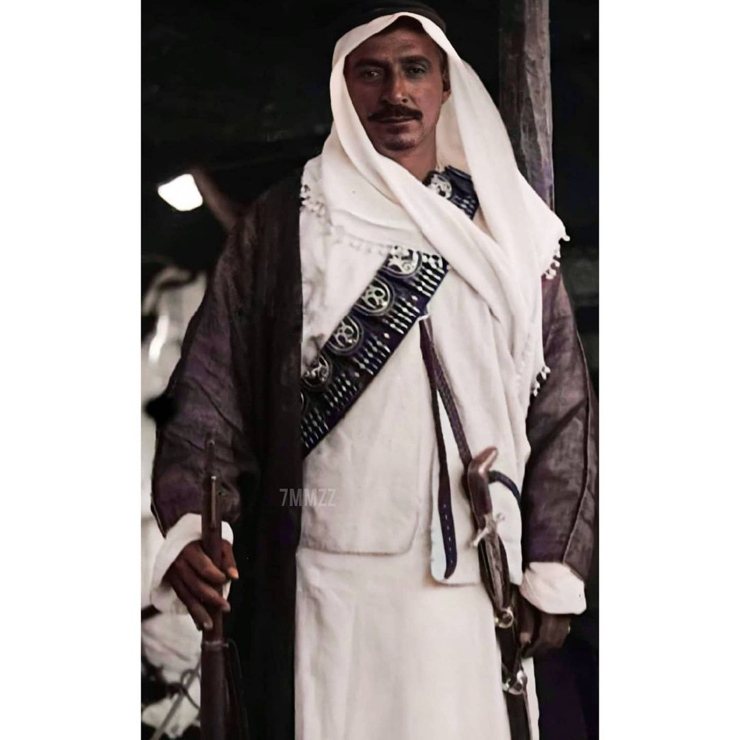 3dwanjo's tweet photo. في مجتمع ربعي عدوان المشاكيل
من شوفهم فكري تخالط شعوره

و قلبت طرفي فالوجيه المقابيل
وفقدت لي زول عزيز حضوره

زول عليه دموع عيني هماليل
غبني على شوفه و ماضي عصوره

شيخ(ن) فقدنا شوفته والتعاليل
وذكراه في وسط القلوب محفوره

عساه في جنات عدن المظاليل
و تمم له الحسنى و يسر نشوره https://t.co/ZJ2U2CZABW
