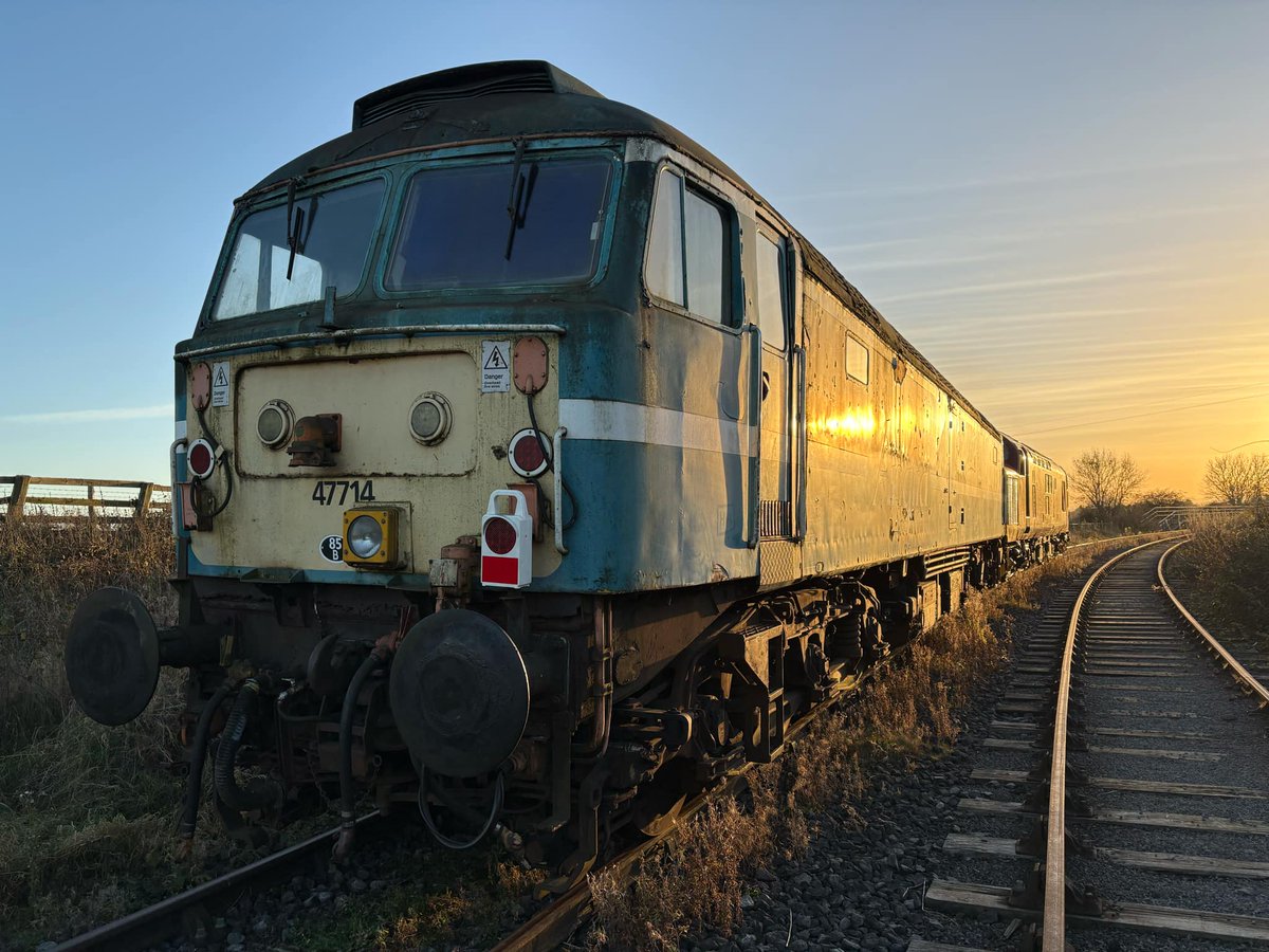 WensleydaleRail's tweet image. ICYMI, 47714 arrived arrived on Monday, delivered by 50008. 37250 brought it from Castle Hills Junction, Northallerton to Leeming Bar. In due course, we'll be undertaking repairs and considering a new livery.
📸 George Stephens
#class47 #class50 #wensleydalerailway #yorkshire