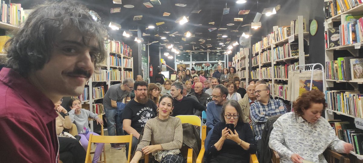 Nuestro escuálido favorito, Santos Martínez <a href="/billylancing/">Santos Martínez</a> llena <a href="/librostraperos/">Libros Traperos</a>
La primera presentación de #Ropasuelta se saldrá con un pleno.
Próximas paradas: Cartagena y Alicante. ¡Venirse!