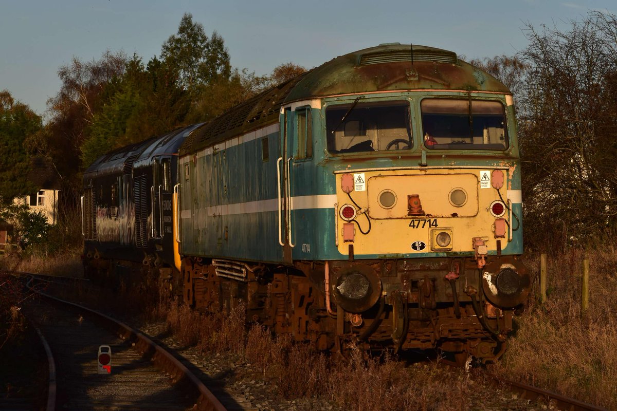 WensleydaleRail's tweet image. ICYMI, 47714 arrived arrived on Monday, delivered by 50008. 37250 brought it from Castle Hills Junction, Northallerton to Leeming Bar. In due course, we'll be undertaking repairs and considering a new livery.
📸 George Stephens
#class47 #class50 #wensleydalerailway #yorkshire