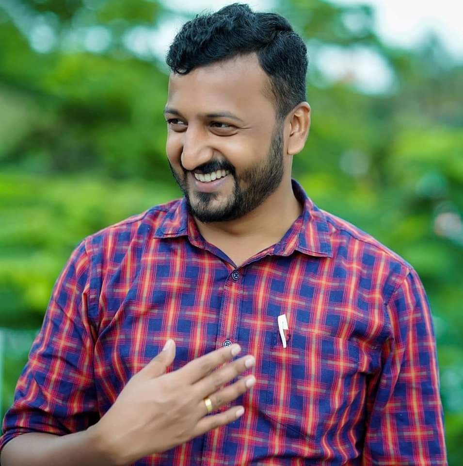 midhunpm477's tweet photo. ശബരിമല പ്രക്ഷോഭ കാലത്ത് പത്തനംതിട്ടക്കാരൻ ആയിട്ട് പോലും ഭക്തർക്ക് ഒപ്പം നിൽക്കാത്തവൻ കൽപ്പാത്തിയിൽ തേര് വലിക്കുന്നു, അതും നടു റോട്ടിൽ പശുവിനെ അറക്കുന്ന മാക്കുറ്റിയുടെ കൂടെ. https://t.co/zowIn0rgcT