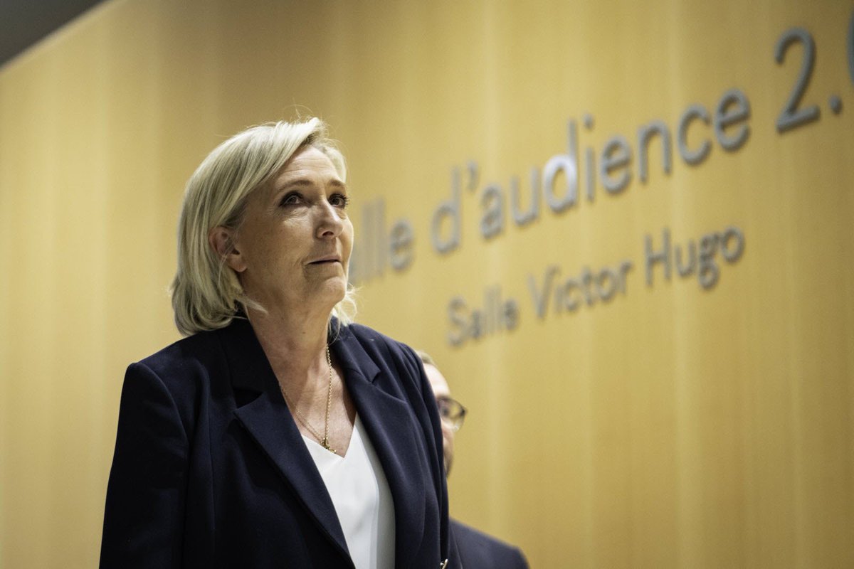 Ilangabet's tweet photo. 🚨🚨🚨 PROCÈS DE MARINE LE PEN

LE MINISTÈRE PUBLIC A DEMANDÉ UNE PEINE DE 5 ANS D’EMPRISONNEMENT, DONT 3 AVEC SURSIS

ET 5 ANS D’INÉLIGIBILITÉ AVEC EXÉCUTION PROVISOIRE.

SI LES JUGES APPLIQUENT CES PEINES, MARINE LE PEN SERA PRIVÉE DE LA POSSIBILITÉ DE SE PRÉSENTER EN 2027 https://t.co/PjpmDho3Uf