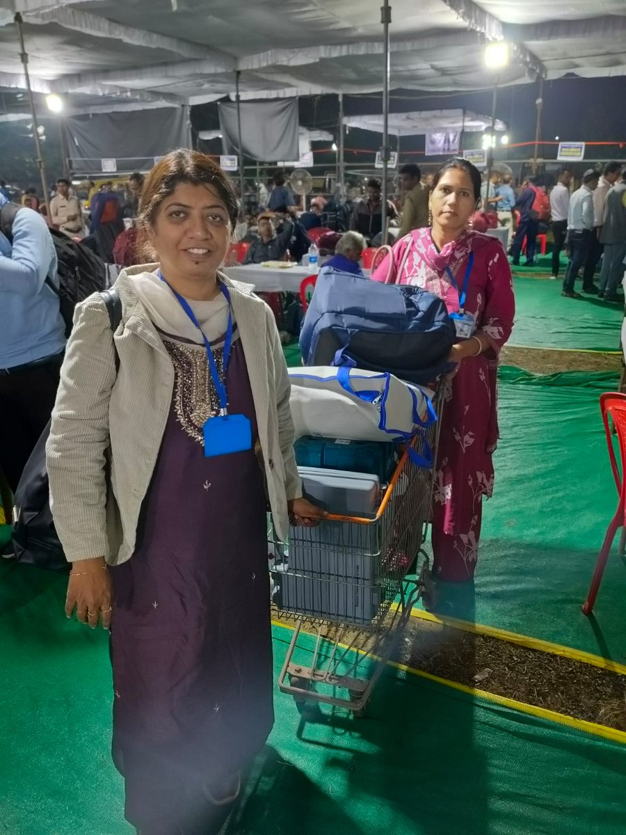 RaipurDistrict's tweet photo. मतदान सम्पन्न कराकर सकुशल वापस लौटे मतदान दल के सदस्य 

सामान्य प्रेक्षक श्रीमती जी. रेखा रानी, व्यय प्रेक्षक कनुप्रिया दमोर, पुलिस प्रेक्षक श्री करण शर्मा, जिला  निर्वाचन अधिकारी डॉ. गौरव सिंह, एसएसपी श्री संतोष सिंह ने मतदान दल का किया स्वागत।
#Electionday #PollingParty #Raipur https://t.co/RsERFkV8vH