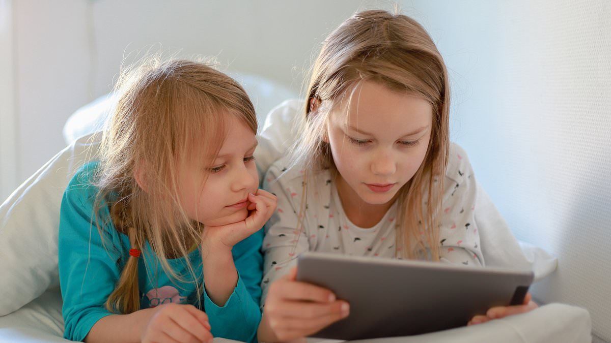 ⚠️ Screen Time &amp; Autism Risk: What Parents Need to Know
New research suggests a potential link between high screen time in young children and an increased autism risk. 

buff.ly/3YCIzcg
#ChildHealth #ScreenTimeAwareness #Parenting