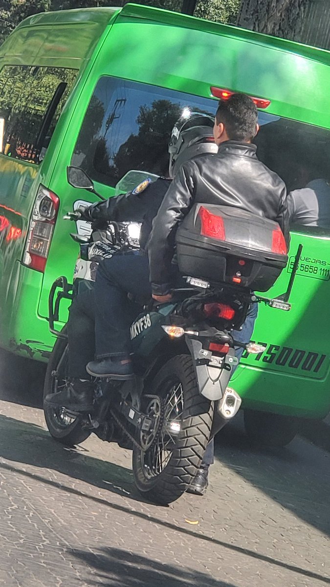 uteB12p's tweet photo. O sea que por ser una autoridad 
Ellos pueden infringir la ley y pasarla por encima 
Sin placas y sin casco?
@TlalpanAl @TlalpanVecinos 
@LaSEMOVI @SSC_CDMX @UCS_GCDMX 
@OVIALCDMX @policiaauxiliar https://t.co/yeZlB6ZFAp
