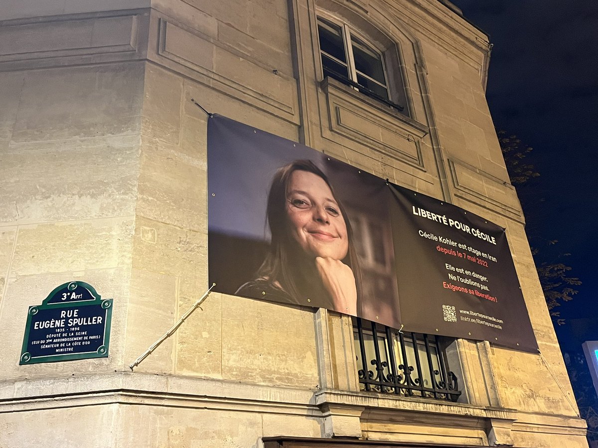 MParisCentre's tweet photo. Après les bâches en faveur de la libération de Khaled Dareni, Mortaza Behboudi et Fariba Adelkah, une bâche a été dévoilée ce soir pour Cecile Kohler, emprisonnée en Iran depuis 921 jours. 
Aux côtés de sa famille et de ses proches, la Mairie de Paris Centre exige sa libération. https://t.co/ZUEPjZ0ORE