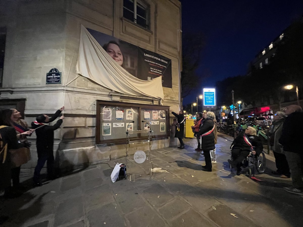 MParisCentre's tweet photo. Après les bâches en faveur de la libération de Khaled Dareni, Mortaza Behboudi et Fariba Adelkah, une bâche a été dévoilée ce soir pour Cecile Kohler, emprisonnée en Iran depuis 921 jours. 
Aux côtés de sa famille et de ses proches, la Mairie de Paris Centre exige sa libération. https://t.co/ZUEPjZ0ORE