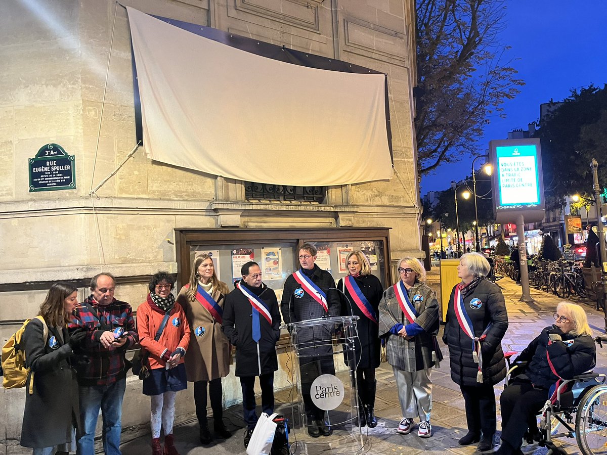 MParisCentre's tweet photo. Après les bâches en faveur de la libération de Khaled Dareni, Mortaza Behboudi et Fariba Adelkah, une bâche a été dévoilée ce soir pour Cecile Kohler, emprisonnée en Iran depuis 921 jours. 
Aux côtés de sa famille et de ses proches, la Mairie de Paris Centre exige sa libération. https://t.co/ZUEPjZ0ORE