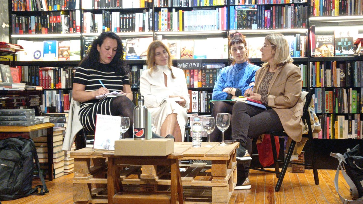 ruthescribano's tweet photo. Un lujo tener a Karina Bidaseca entre nosotras en la librería #Dracmagic aportando luz sobre la herida y cicatriz colonial, la retórica salvacionista y los #artivismos #feministas a través de su obra y editorial propia #ElMismoMar https://t.co/ByheWNPhTQ