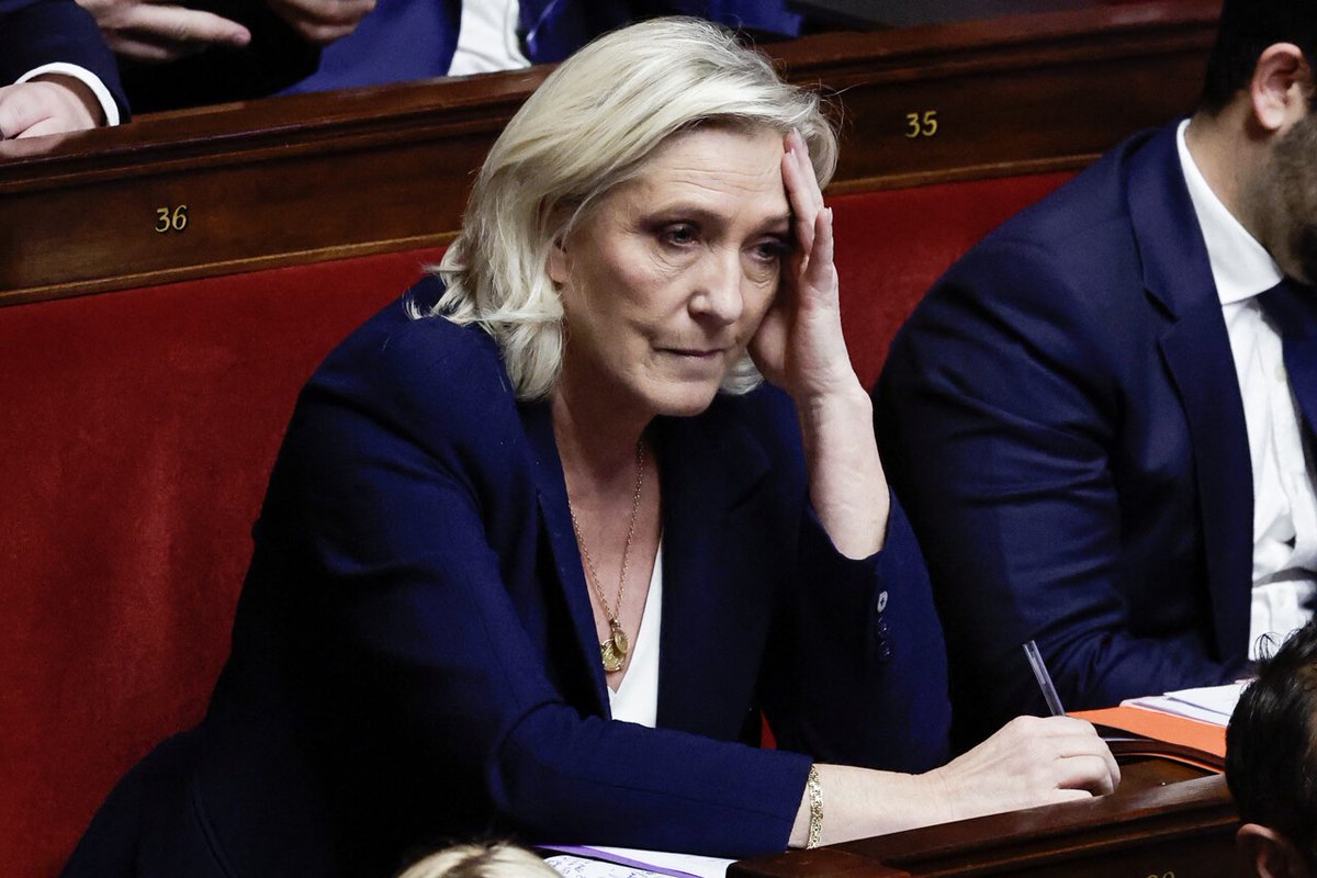 CerfiaFR's tweet photo. 🚨🇫🇷 ALERTE INFO | Le parquet a requis 5 ans d’inéligibilité, 5 ans de prison (dont 3 en sursis) et 300.000€ d’amende. En cas de condamnation similaire, Marine Le Pen ne POURRA PAS être élue en 2027. https://t.co/ebs1vhgGOC
