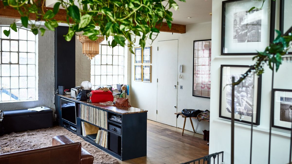 homesandgardens's tweet photo. Have you heard of the '2 minute' decluttering rule? Experts explain this 'quick and practical' approach is brilliant for sorting in a rush https://t.co/9DRoyiCdMw https://t.co/vKUgPoTZuo