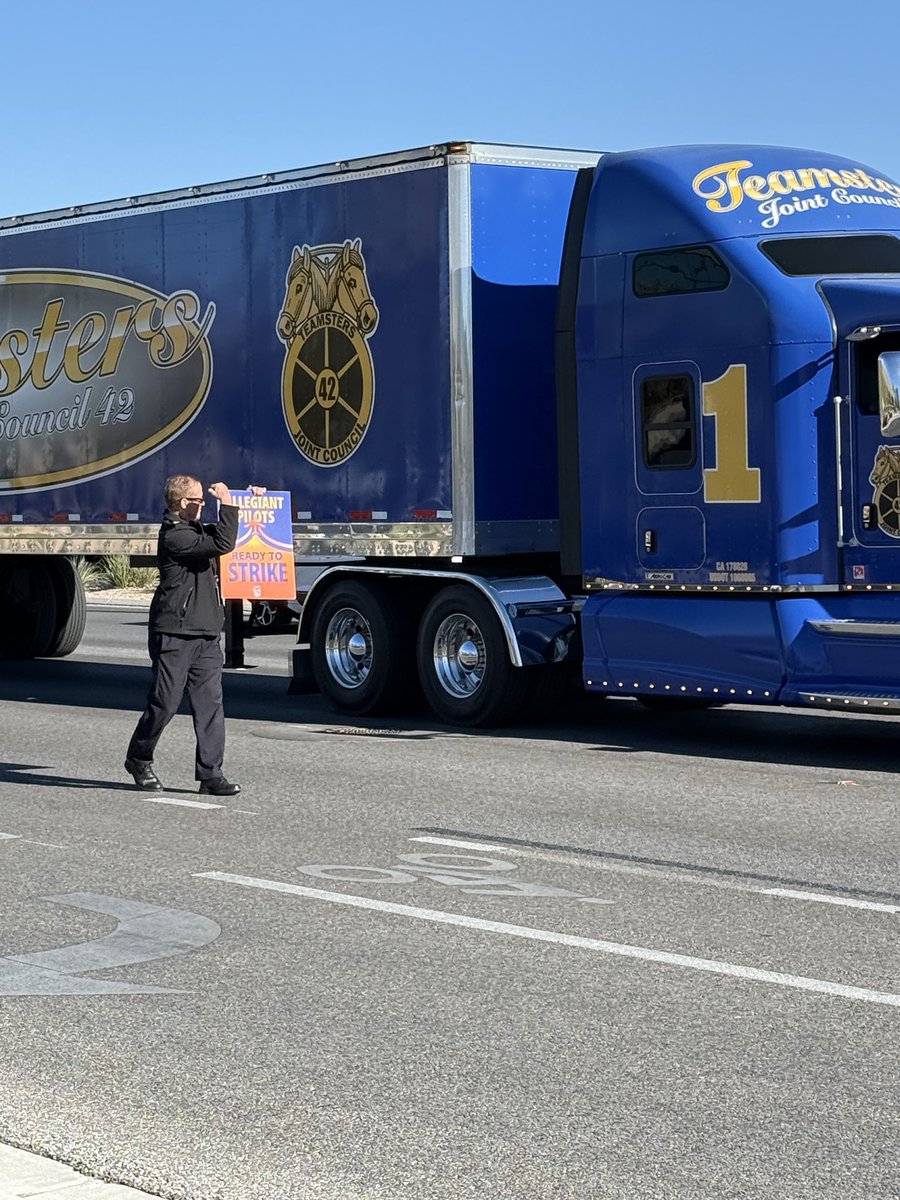 Yesterday we stood in solidarity with our Teamsters brothers and sisters in support of the Allegiant pilots, fighting for a fair contract! 

Imagine working 10 years without a raise while Allegiant earns record profits year after year.
