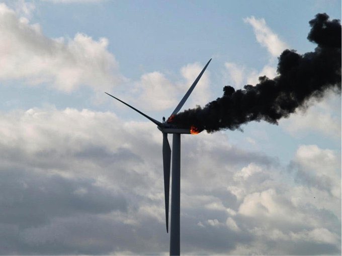 PropositoyVida's tweet photo. 11. Esta imagen cuenta la historia de dos ingenieros atrapados en lo alto de una turbina eólica en llamas. Aquí se abrazan por última vez; uno saltó, el otro se quemó. https://t.co/gaYfCxaAOc