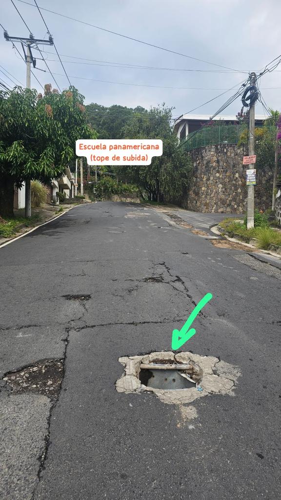 chepiuxdiaz's tweet photo. FAVOR PONER TAPADERA NUEVA (aguas lluvias)  @marioduran @alcaldia_ss @ObraMunicipal @ObrasPublicasSV pasaje unión, el carmen , escalon. PELIGRO para   ALUMNOS @EPanamericanaSV ,  cárcava futura por golpes llantas ; ojo  circulan mascotas
Se AGRADECE,   ustedes siempre cumplen !! https://t.co/X5iEtN5Uqd