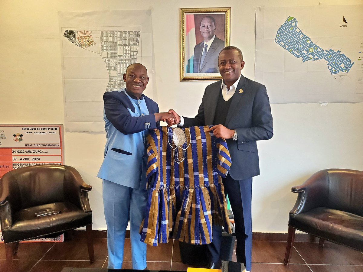 SANGARESIRIKI's tweet photo. Ce mercredi, j'ai reçu M. Seydou Boro, VP de la #FPIAO et Pdt de l'#APIK 🇧🇫. Cette rencontre a été l'occasion d'échanger autour du SIMMOFI. Il a profité pr m'offrir, au nom des promoteurs immobiliers du 🇧🇫, une tenue traditionnelle Faso Dan Fani, en signe de respect et d'amitié. https://t.co/OntBcyqKo1