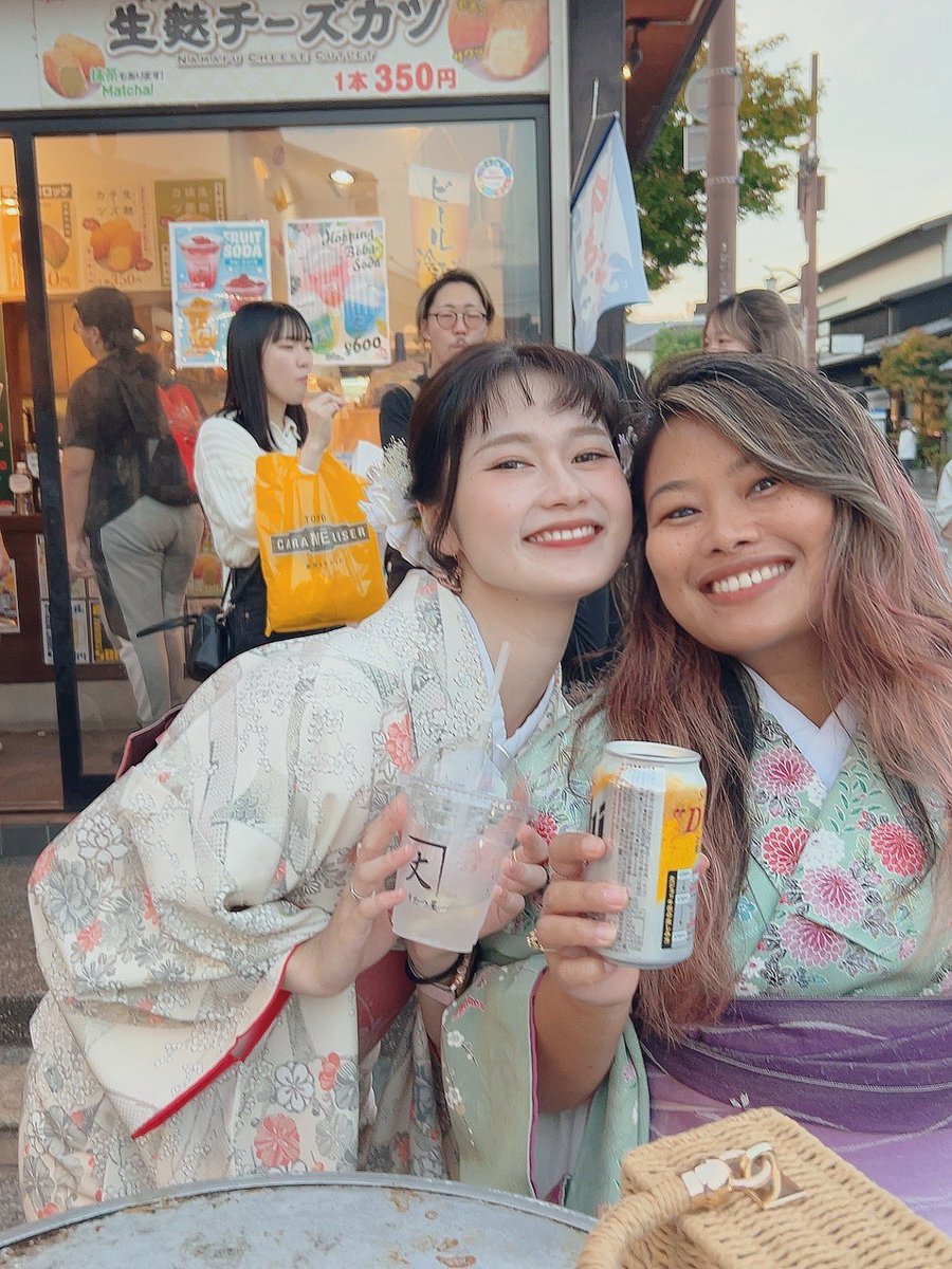 kyasa_ChS's tweet photo. ちなみに一緒に行ったのは
10年ぶりにイギリスから遊びに来てくれた
従姉妹と私のマミーと行きました🥰

浴衣着て食べ歩きするのが夢だったみたい✨
似てる？😏 https://t.co/ehYm7oGxXz