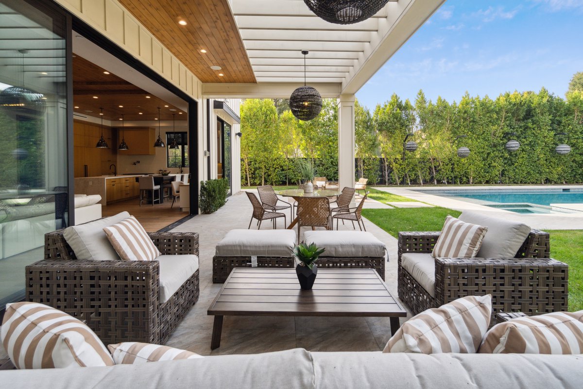 The Rancho Estate ⛲️

Discretely tucked behind private gates and verdant hedges on an approx. 1/2-acre lot, sits this stunning estate that is the perfect unison of modern and rustic design. [Listing: @ErnieCarswell &amp; <a href="/KendraWilkinson/">Kendra Wilkinson</a> | bit.ly/17107-Rancho] #EllimanCalifornia