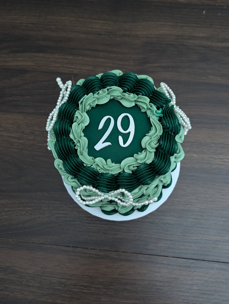 cakesbiree's tweet photo. Hands down, the prettiest shade of green ever!😍 https://t.co/lbScsIByz0