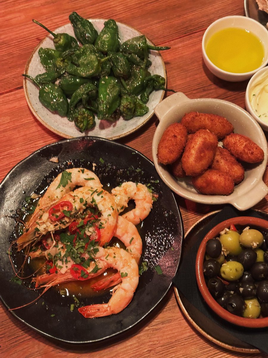 KfteK's tweet image. The meaning of food is sharing. Let your taste buds travel freely with this Spanish-style platter tonight! 🍤🌿