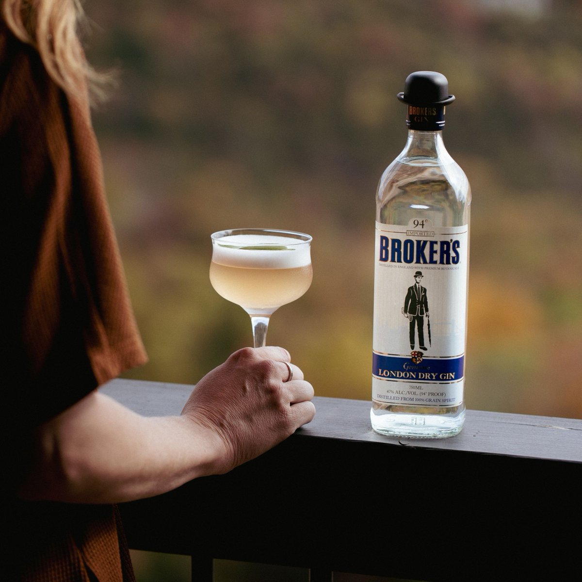 Broker's Autumn Apple 🍏⁠
2 ounces Broker's Gin⁠
2 ounces apple cider⁠
1/2 ounce lemon juice⁠
1/2 ounce honey cinnamon syrup⁠
1 dash aromatic bitters⁠
1 pinch cinnamon