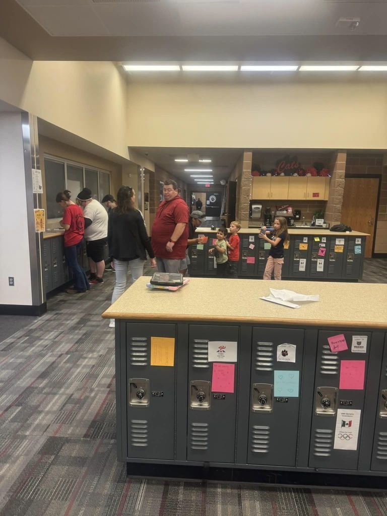 Thank you to Stephanie Deen with Big Brothers Big Sisters for organizing kindness activities at El Dorado Middle School today! Students received donuts, had affirmations attached to their locker, and positive messages on bathroom mirrors to encourage them to pay kindness forward.