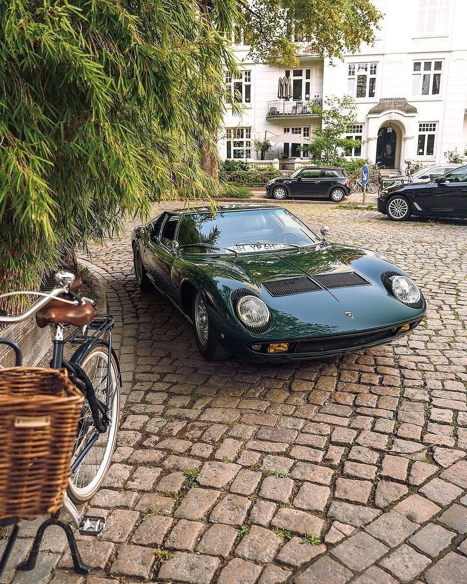 117souji114's tweet photo. ハンブルクの路上に駐車されたグリーンオングリーンのランボルギーニミウラS!
#lamborghini
#miura
#lamborghinimiura
#countach
#v12power
#italianicons
#supercars
#classiccar https://t.co/EI1vM3hhQD