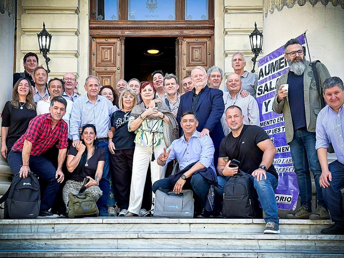 Junto a las 12 Seccionales de Bs As y las CGI del Banco Provincia, concurrimos a la Legislatura Bonaerense y nos reunimos por invitación del Vice Presidente de la Cámara de Diputados el Diputado Luayza Troncozo Carlos Fabián, con diversos bloques tales como:
•Acuerdo Cívico UCR
